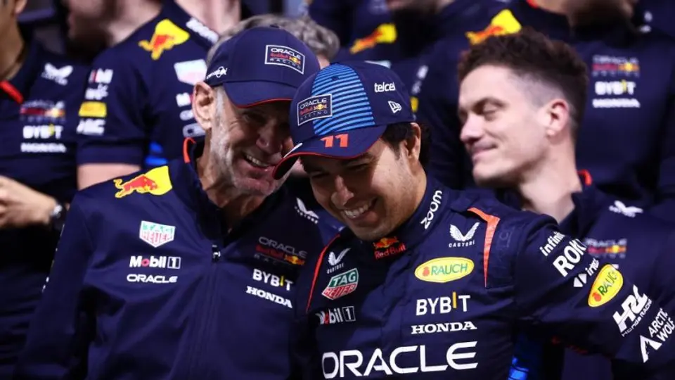Checo Pérez 'adelanta' llegada de Adrian Newey a Ferrari