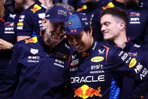 Checo Pérez 'adelanta' llegada de Adrian Newey a Ferrari
