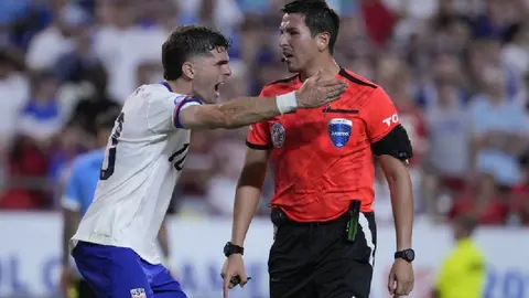 ¿Robo a USMNT? Revelan audios del VAR del polémico gol entre Estados Unidos vs Uruguay