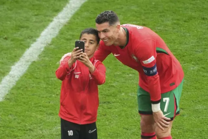 Cristiano muestra su humildad y recibe a pequeño qué invadió el campo en el Portugal vs Turquía