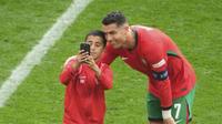Cristiano muestra su humildad y recibe a pequeño qué invadió el campo en el Portugal vs Turquía