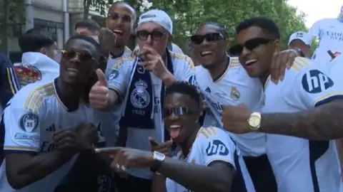¡Lo volvió hacer! Carlo Ancelotti repite icónica imagen con las gafas y el puro