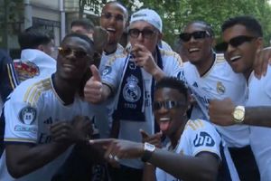 ¡Lo volvió hacer! Carlo Ancelotti repite icónica imagen con las gafas y el puro