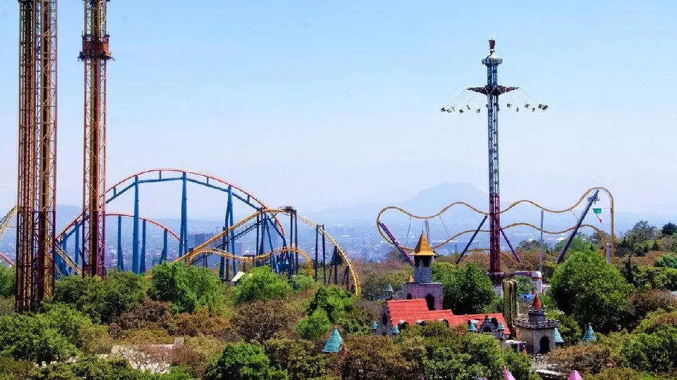 Six Flags decide reubicar nuevo juego ante protesta por tala de árboles