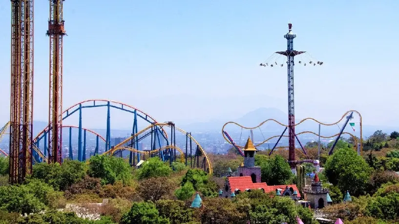 Six Flags decide reubicar nuevo juego ante protesta por tala de árboles