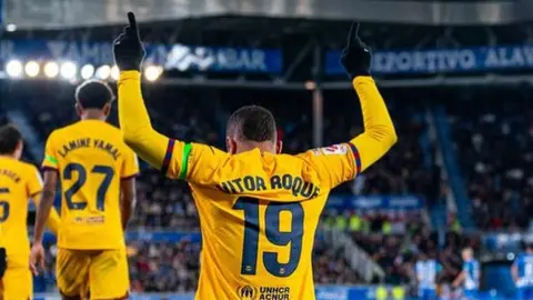 Agente de Vitor Roque 'explota' contra Xavi por falta de minutos con Barcelona