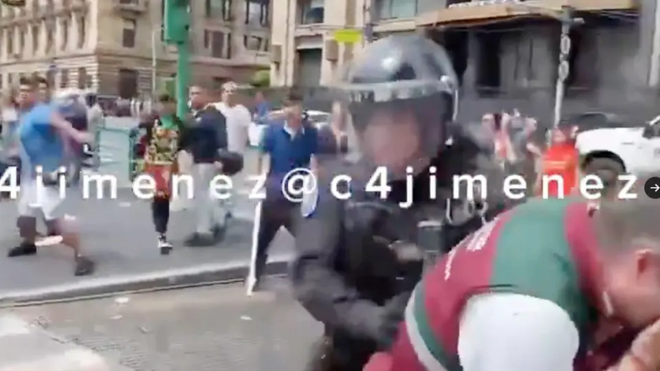 VIDEO: Manifestante causa herida con un hielo a funcionario de la CDMX