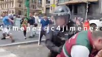 VIDEO: Manifestante causa herida con un hielo a funcionario de la CDMX