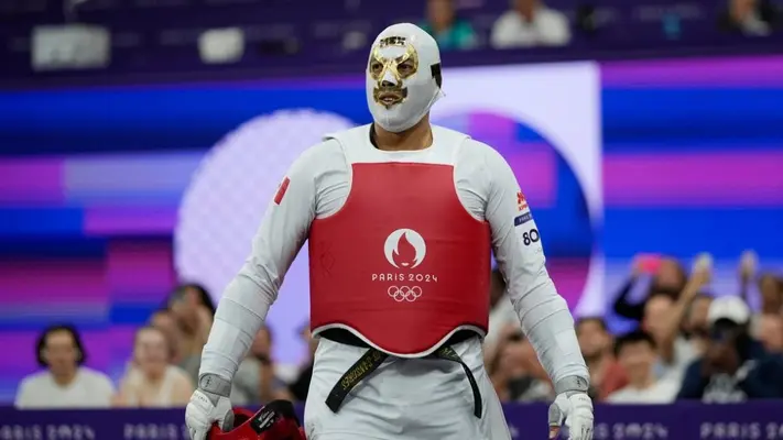 ¡Monumental! Carlos Sansores se presentó en París 2024 con máscara de luchador