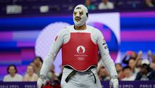 ¡Monumental! Carlos Sansores se presentó en París 2024 con máscara de luchador
