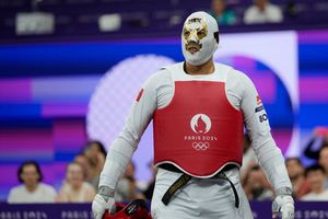 ¡Monumental! Carlos Sansores se presentó en París 2024 con máscara de luchador