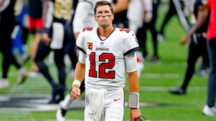 ¡No lo perdonan! Afición de St. Louis abuchea a Tom Brady durante su debut en FOX