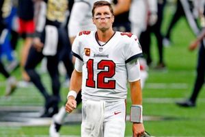 ¡No lo perdonan! Afición de St. Louis abuchea a Tom Brady durante su debut en FOX