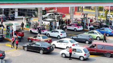 Bloqueo en una planta de Pemex en Playas de Rosarito ha provocado escasez de gasolina para los gasolineros
