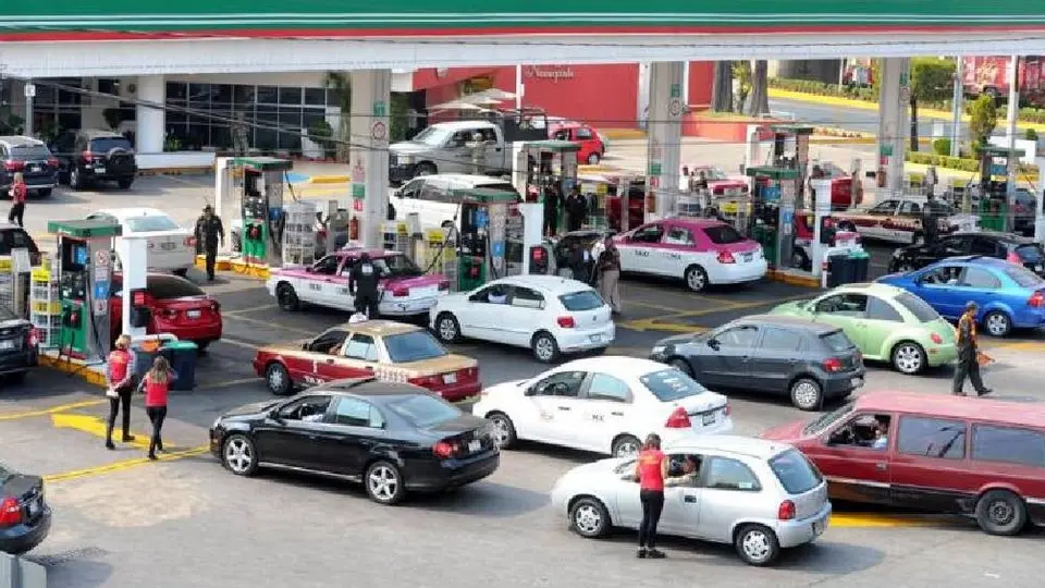Bloqueo en una planta de Pemex en Playas de Rosarito ha provocado escasez de gasolina para los gasolineros