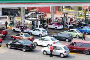 Bloqueo en una planta de Pemex en Playas de Rosarito ha provocado escasez de gasolina para los gasolineros