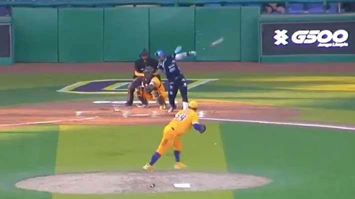 Juan Carlos Camacho conecta cuadrangular ante Dorados De Chihuahua y rompe un parabrisas