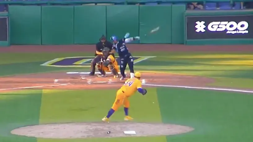 Juan Carlos Camacho conecta cuadrangular ante Dorados De Chihuahua y rompe un parabrisas
