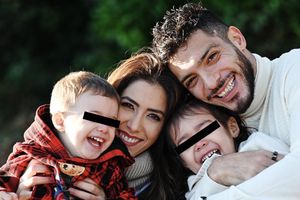 Raúl Jiménez ensaya sus próximos festejos en la Premier League con sus hijos