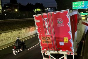 Trailer con 22 toneladas de arena para gato quedó atorado en bajo puente del Viaducto Miguel Alemán
