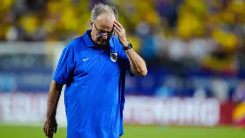 Bielsa lamenta pelea de sus jugadores vs aficionados: 'Pensé que estaban agradeciendo al público'