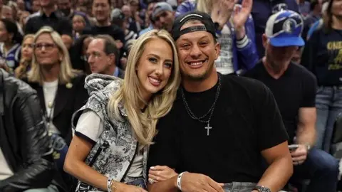 ¡Campeón presente! Patrick Mahomes asistió al partido tres de las Finales de NBA
