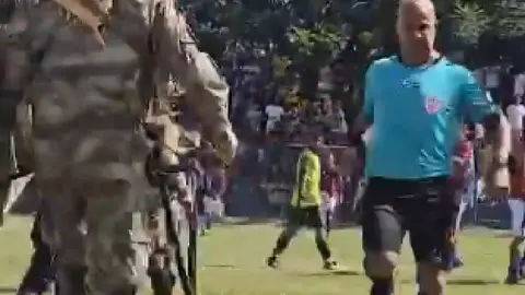 ¡Tuvieron que salir las balas de goma para salvar a un árbitro en Paraguay!