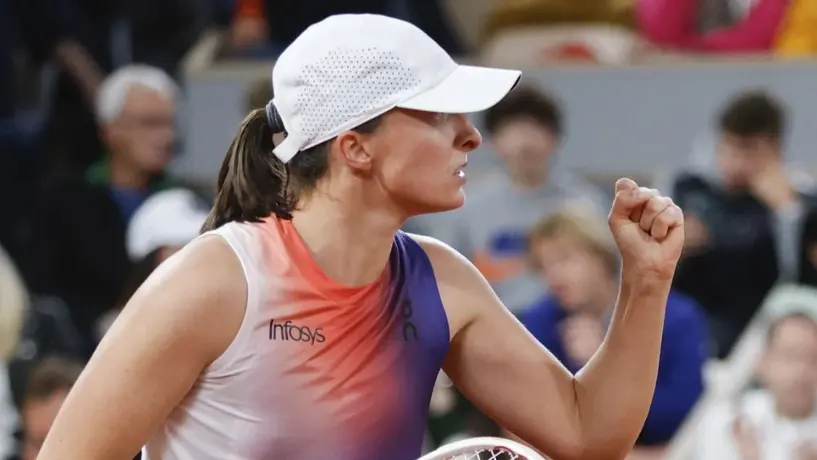 Iga Świątek vence a Naomi Osaka en un match no apto para cardiacos en Roland Garros