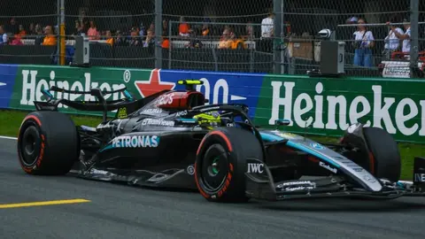Checo Pérez tuvo razón; comisarios sancionaron a Lewis Hamilton por bloqueo