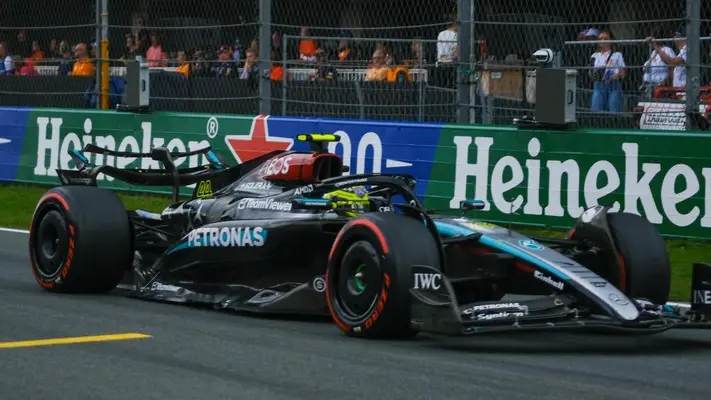 Checo Pérez tuvo razón; comisarios sancionaron a Lewis Hamilton por bloqueo