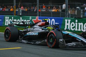 Checo Pérez tuvo razón; comisarios sancionaron a Lewis Hamilton por bloqueo