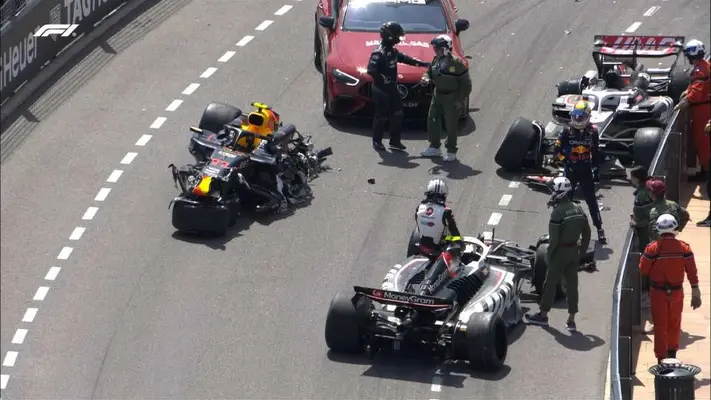 Checo Pérez abandona el Gran Premio de Mónaco en la salida por incidente con los Haas