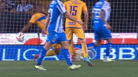 Clásico Regio: Polémica arbitral le niega un penal a Rayados ante Tigres