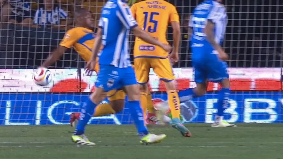 Clásico Regio: Polémica arbitral le niega un penal a Rayados ante Tigres