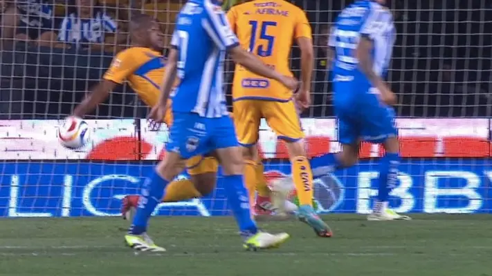 Clásico Regio: Polémica arbitral le niega un penal a Rayados ante Tigres