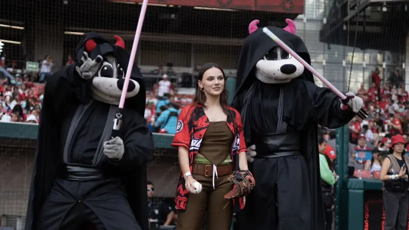 Dafne Keen, protagonista de 'The Acolyte', lanzó la primera bola en el Diablos vs Guerreros