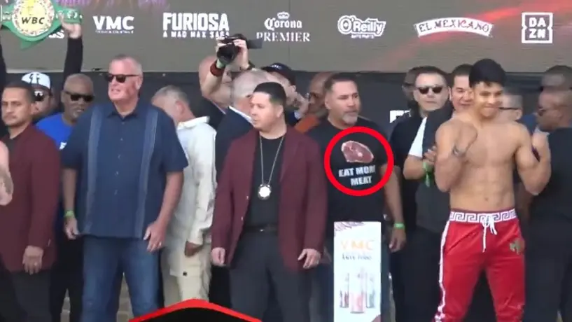 ¡Sigue la novela! De la Hoya se burla de Canelo Álvarez con polémica playera