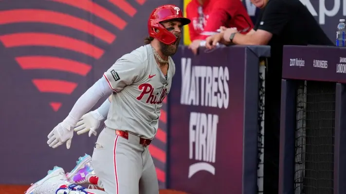 Bryce Harper celebra como futbolista tras conectar cuadrangular en la MLB London Series