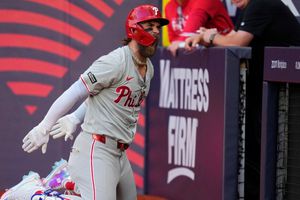 Bryce Harper celebra como futbolista tras conectar cuadrangular en la MLB London Series
