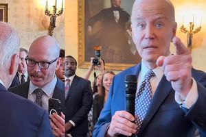 Joe Biden amenaza a Tiktoker con arrojarle su celular tras cuestionarlo sobre apoyo a Israel