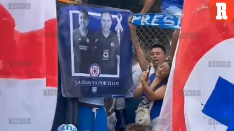 Afición de Cruz Azul homenajea a Paco Villa y José Armando previo al duelo ante Pumas