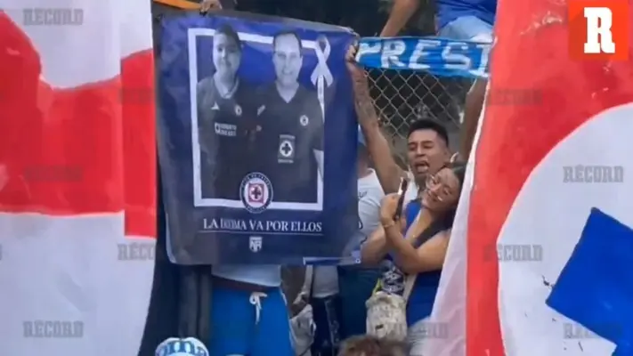 Afición de Cruz Azul homenajea a Paco Villa y José Armando previo al duelo ante Pumas