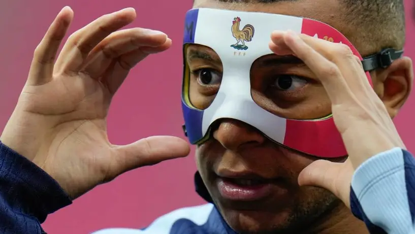 Tras fractura en la nariz, Kylian Mbappé entrena con máscara con la bandera de Francia