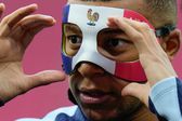 Tras fractura en la nariz, Kylian Mbappé entrena con máscara con la bandera de Francia