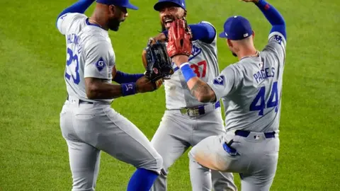 En un posible preámbulo de la Serie Mundial, Dodgers venció 2-1 a Yankees en extra-innings