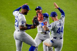 En un posible preámbulo de la Serie Mundial, Dodgers venció 2-1 a Yankees en extra-innings