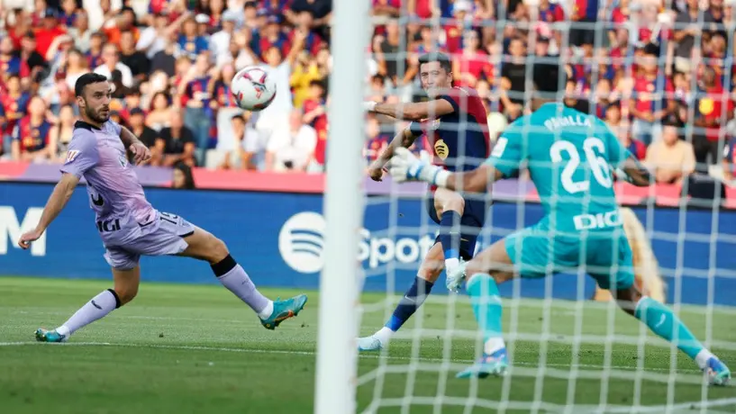 La espectacular atajada de Alex Padilla a Lewandowski contra Barcelona en LaLiga