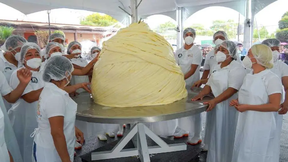 Oaxaca impone nuevo Récord Guinness con el quesillo más grande del mundo