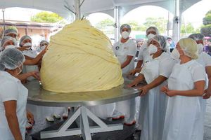 Oaxaca impone nuevo Récord Guinness con el quesillo más grande del mundo
