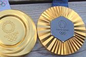 ¡Sigue la polémica! Comparan medalla de oro de París 2024 con la de Tokio 2020